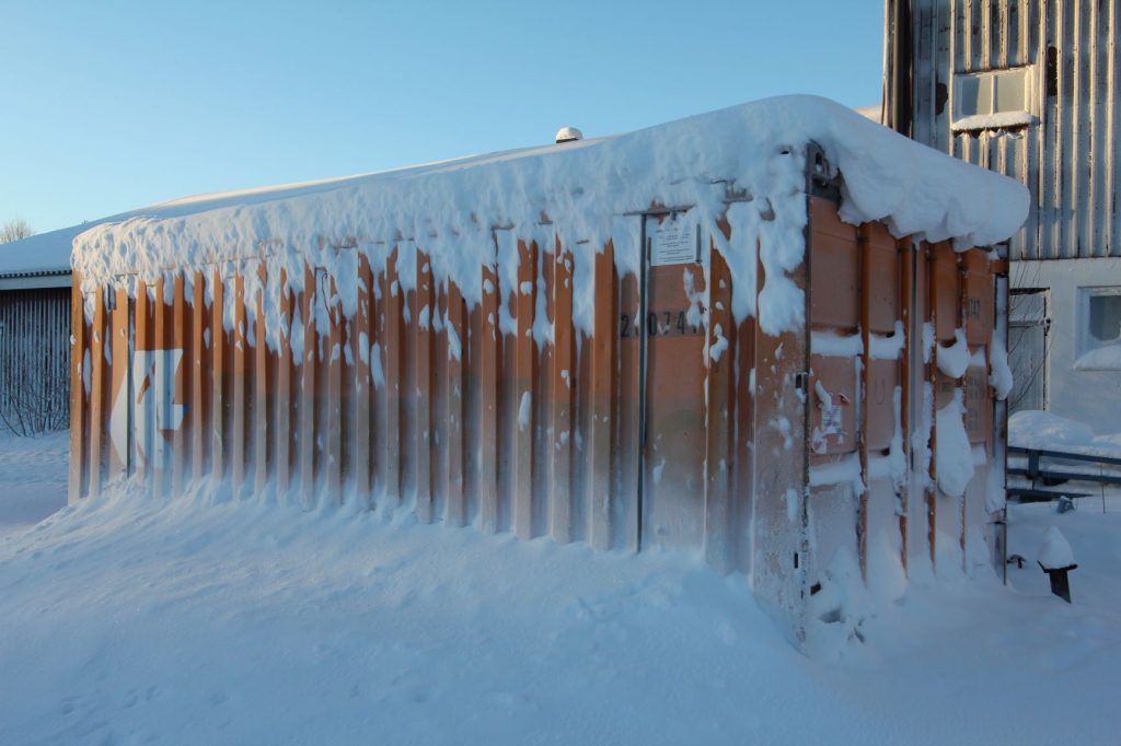 Bild på container i snö. Potatisen Amflora destrueras i containern via frysning. Foto: Kristofer Vamling
