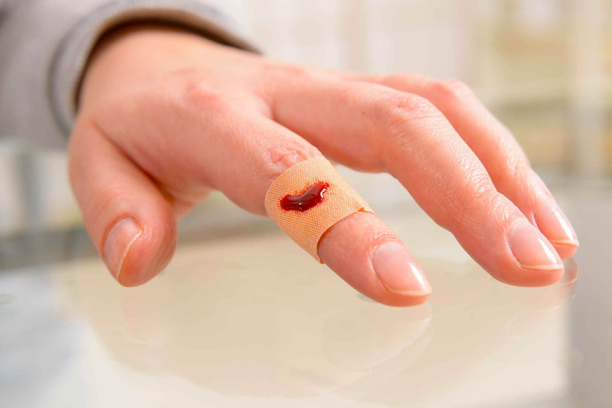 plåster på blödande finger