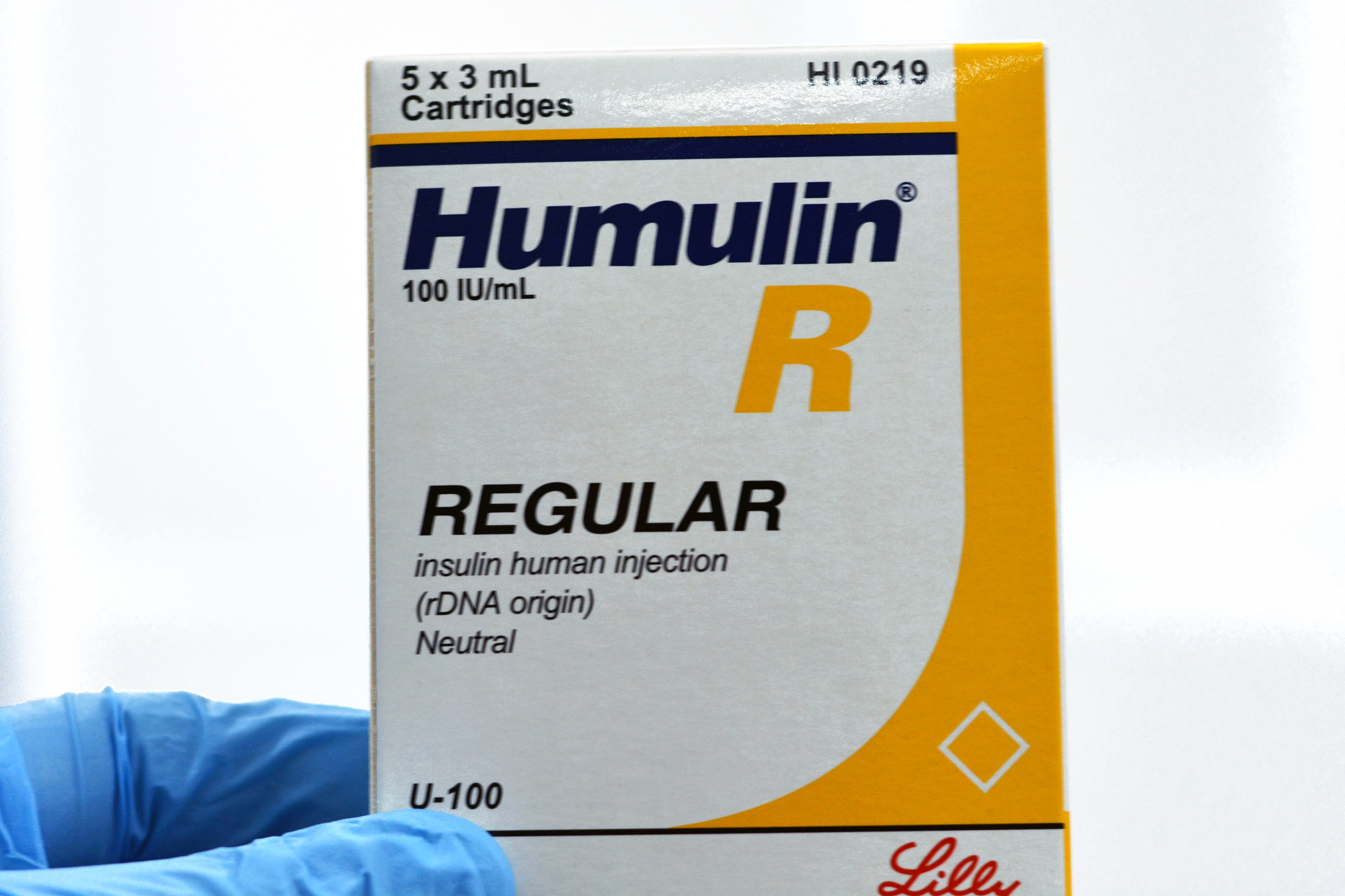 hand som håller i ett paket med läkemedlet humulin