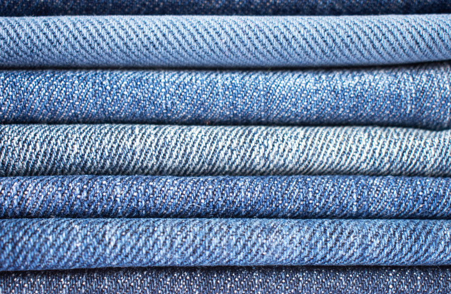 en trave med blåjeans